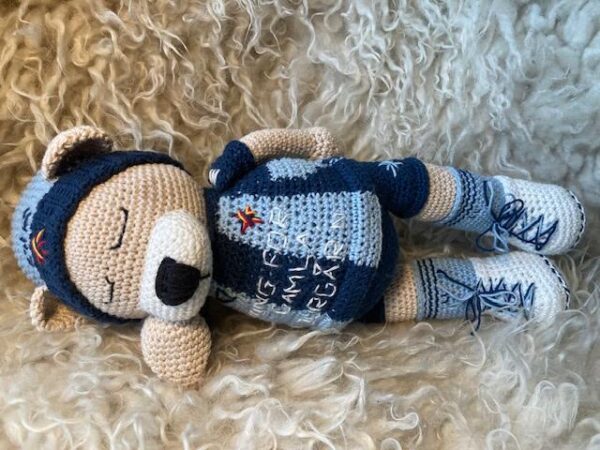 Virkmönster Beanie Bear i Djurgården fotbolls färger - Bild 10
