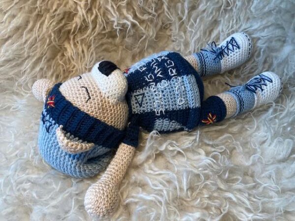 Virkmönster Beanie Bear i Djurgården fotbolls färger - Bild 12