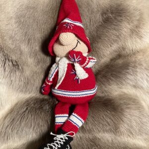 Virkmönster Luvtomte med hängande ben i Timrås färger