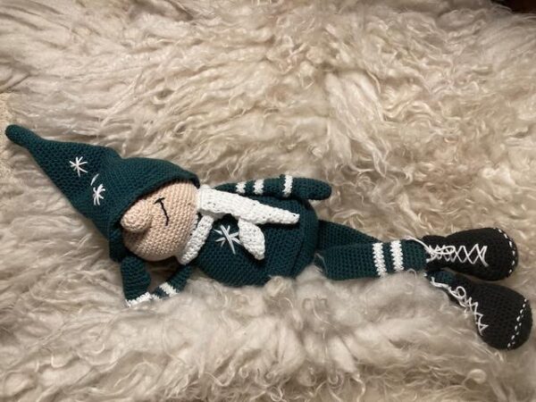 Virkmönster Luvtomte med hängande ben i Färjestads färger - Bild 3
