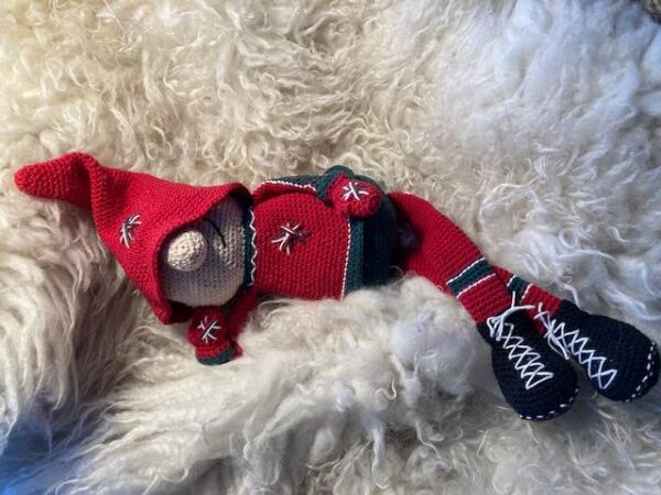 Virkmönster Luvtomte med hängande ben i Frölundas färger - Bild 3