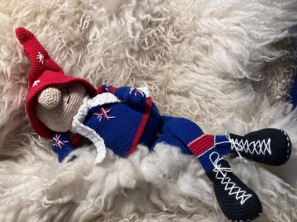 Virkmönster Luvtomte med hängande ben i Linköpings färger - Bild 5