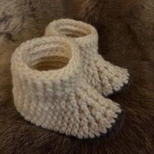 Virkmönster Barntofflor i ull stl 19 och 22 cm